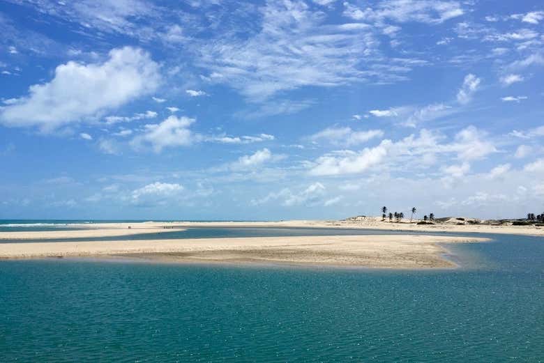 Águas cristalinas da praia
